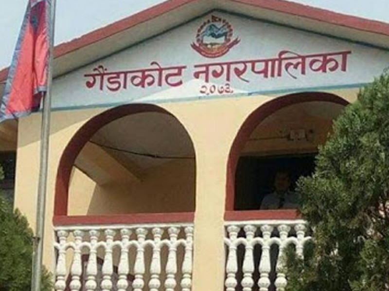 घर डुबानमा परेपछि गैँडाकोटका स्थानीयले लगाए नगरपालिकामा ताला